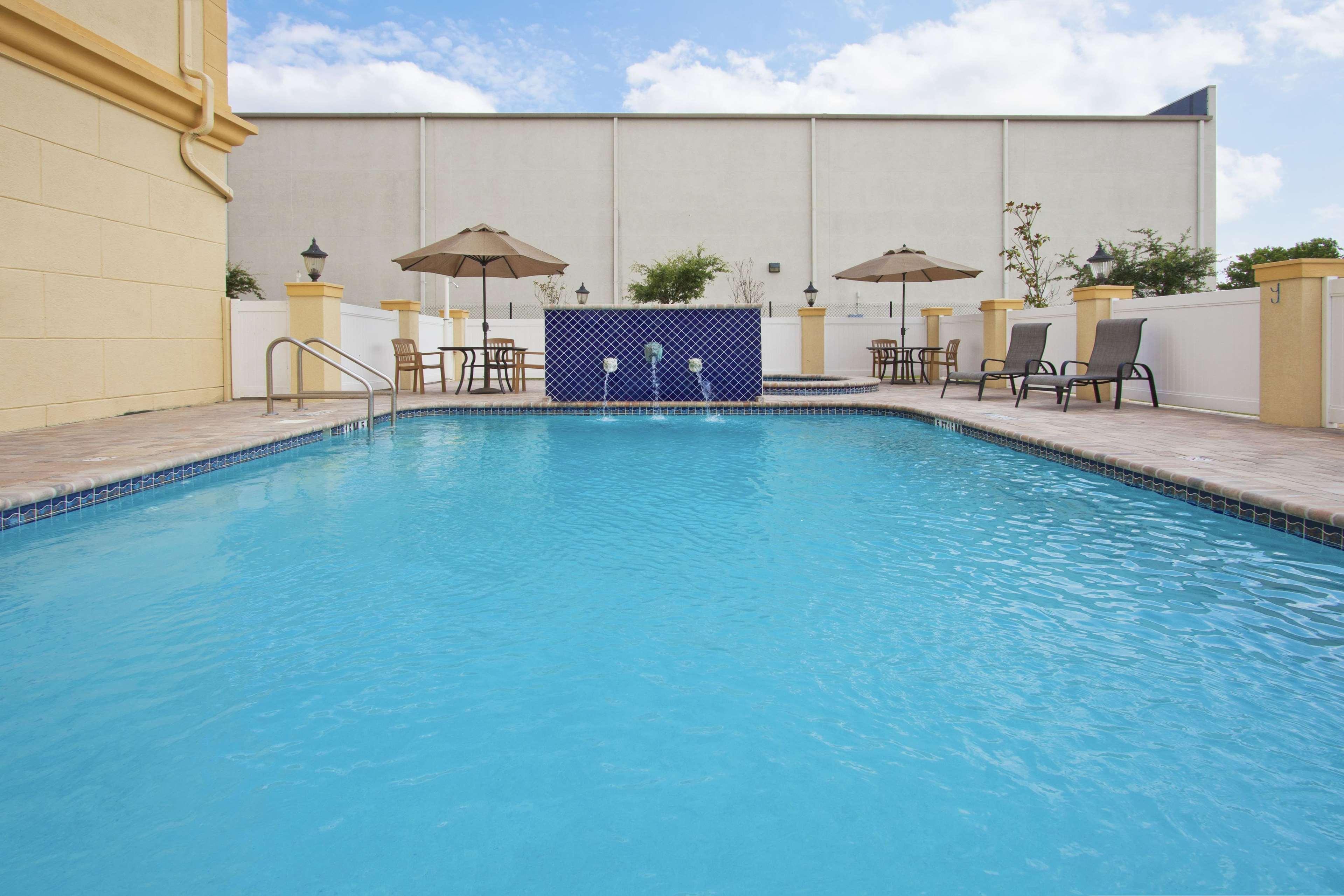 La Quinta By Wyndham Tampa Central Hotel Exterior photo